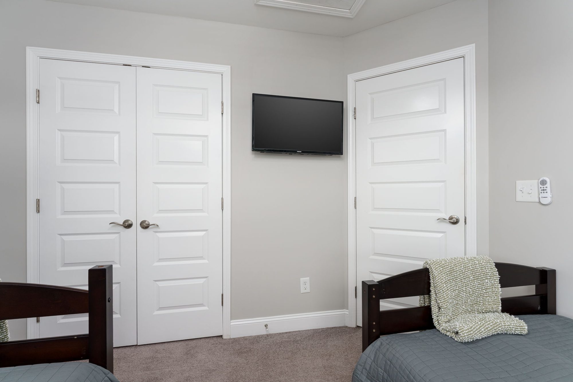 Twin bedroom — additional angle